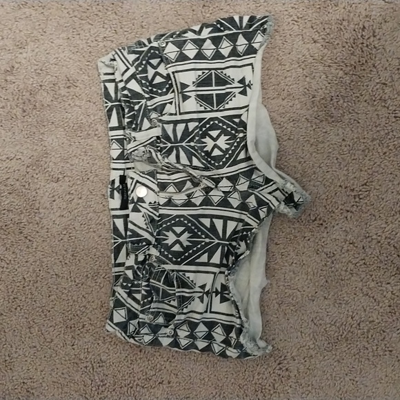 Preloved Forever 21 Aztec Short shorts size 30 - Picture 1 of 3